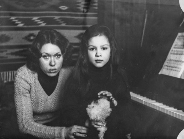 Руслана в дитинстві з мамою