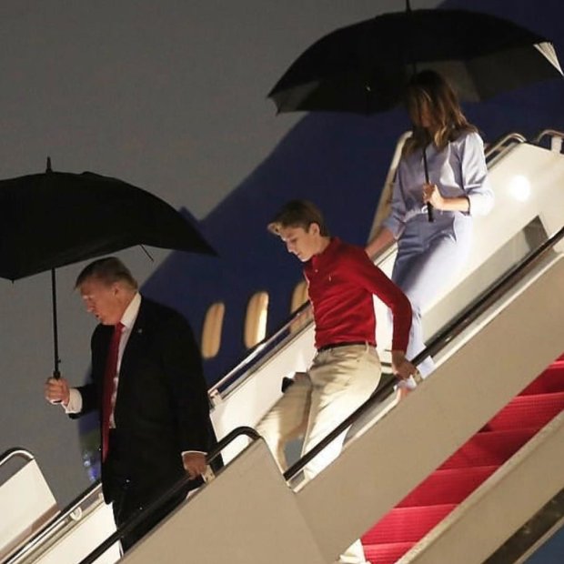 Дональд і Меланія Трамп разом з сином прибутку в Палм-Біч