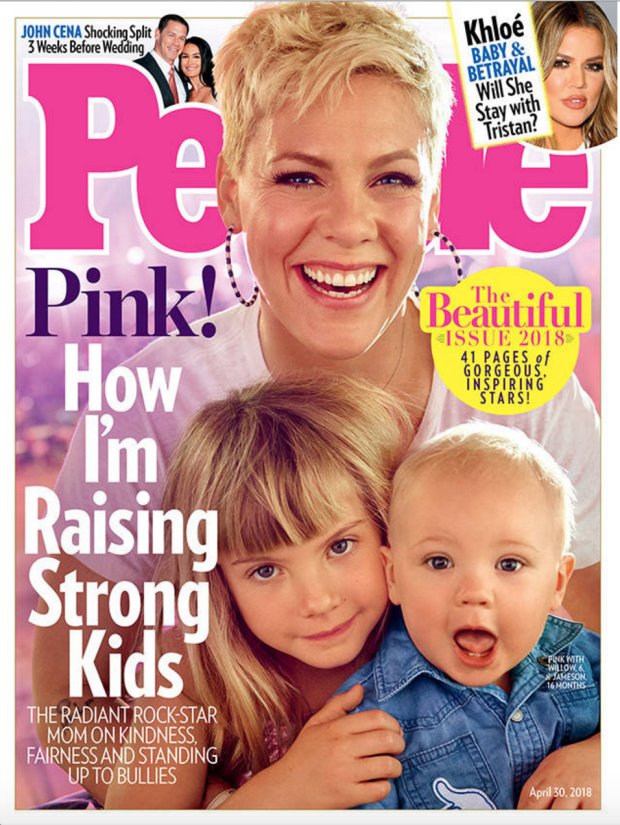 Американская певица Pink на обложке журнала People со своими детьми