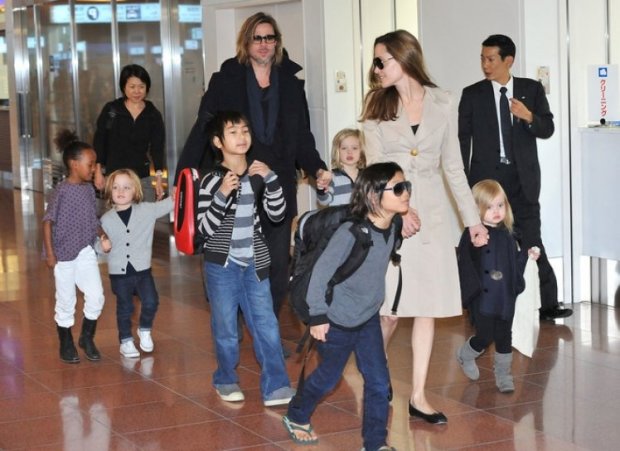 Брэд Питт с Анджелиной Джоли и детьми
