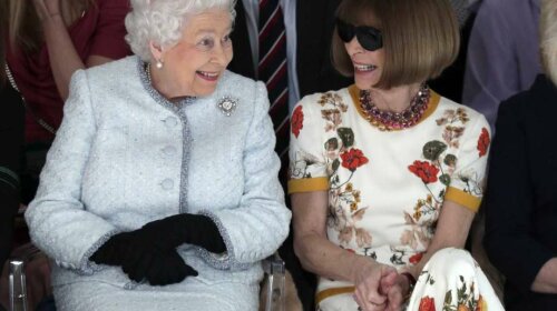 Исторический момент: королева Елизавета II на показе в Лондоне