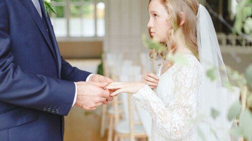 В Иране мужчина женился на маленькой девочке (ФОТО)