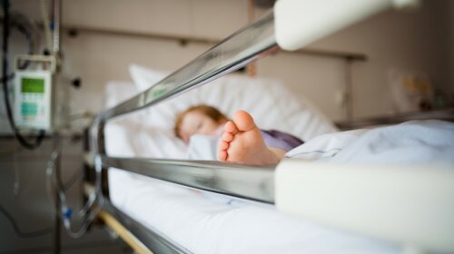 Трагедия в детской поликлинике: в Киеве на 4-летнего ребенка рухнули металлические двери