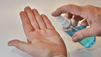 "Последствия очень серьезные": врач рассказала, чем грозит здоровью обработка рук антисептиком