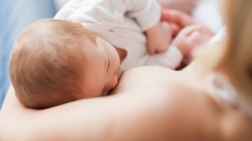Можно ли давать ребенку сцеженное молоко: ответ педиатра