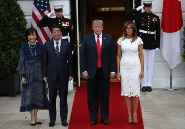 Дональд і Меланія Трамп з прем'єр-міністром Японії Сіндзо Абе і його дружиною Акі