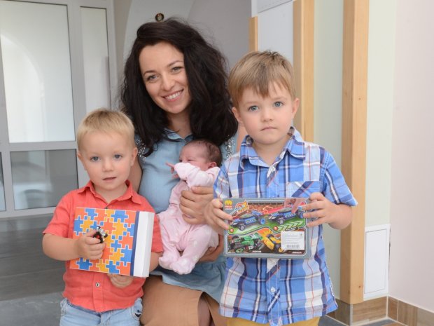 Олена Івасів з дітьми