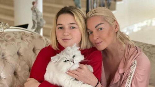 15-річна дочка Волочкової розповіла, чому не хоче жити з матір'ю та її коханцями