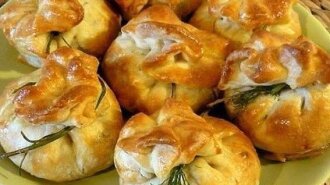 Быстрая закуска из слоеного теста с сочной начинкой внутри – нереально вкуснон блюдо на новогодний стол