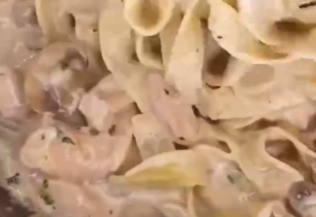 Паста Альфредо, кадр з відео