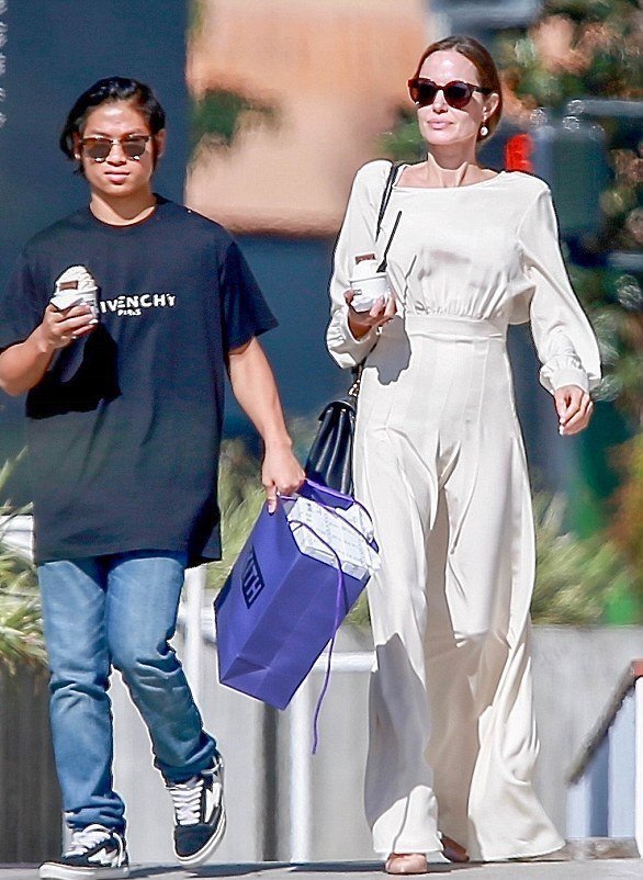 Анджеліна Джолі з прийомним сином Меддоксом прогулюється по вулицях Лос-Анджелеса
