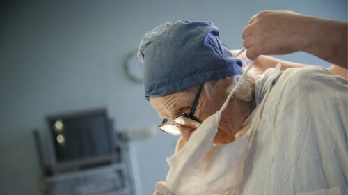 Більше десяти тисяч операцій і 67 років стажу: померла найстаріша у світі жінка-хірург