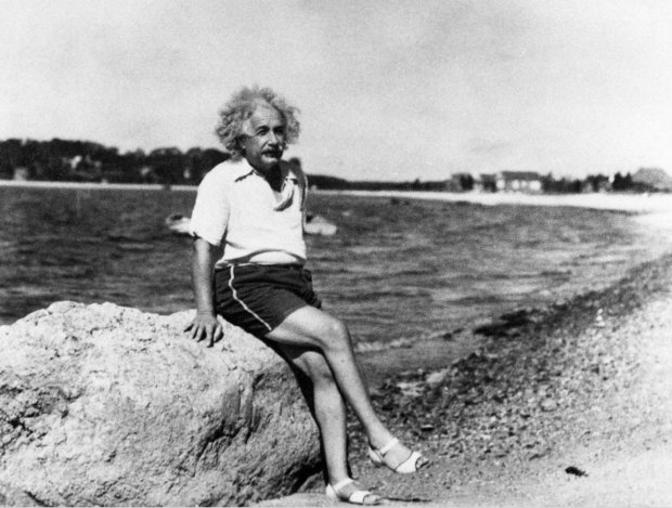 Альберт Эйнштейн носил женские сандалии