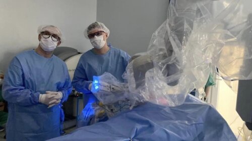Львовские врачи впервые прооперировали годовалого ребенка с помощью робота (фото)