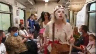 "Коронавіруса не існує, вас обманюють": у столичному метро жінка з мітлою закликала пасажирів зняти маски