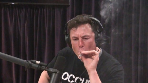 Илон Маск выкурил марихуану в прямом эфире