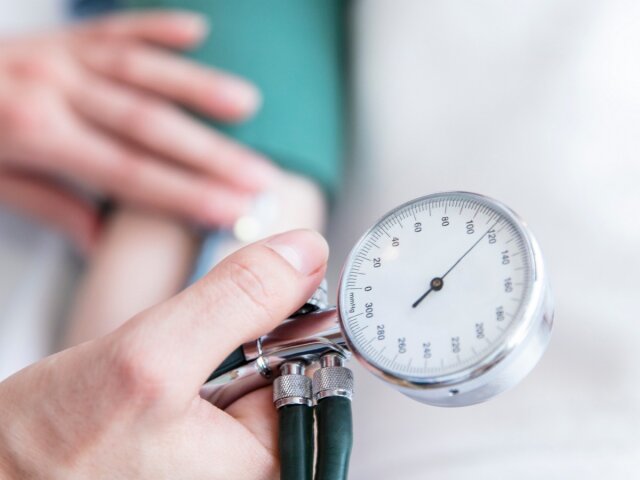 Медики рассказали, кому необходимо регулярно измерять артериальное давление
