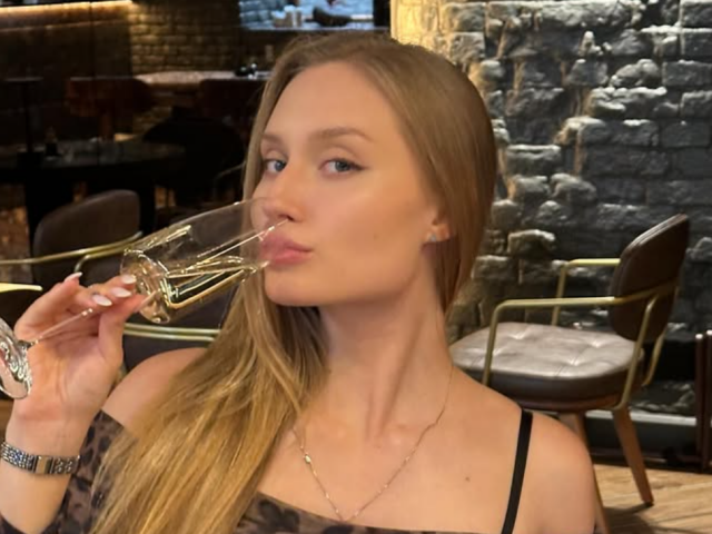Жіночий алкоголізм, зображення із соцмереж