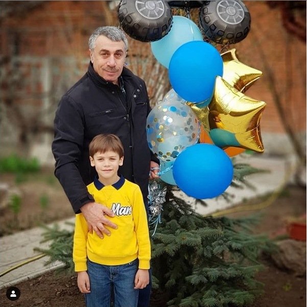Доктор Комаровський зі старшим онуком