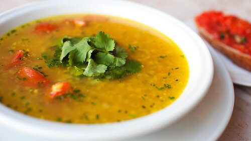 От жирных и наваристых супов лучше отказаться, заменив их более легкими бульонами