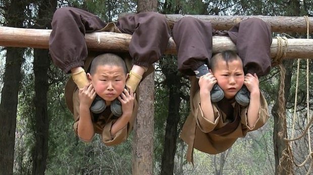 Діти з монастиря виконують майже нереальні вправи