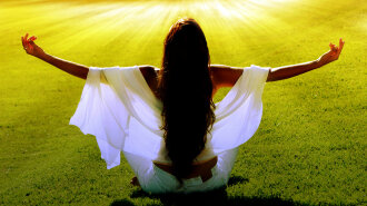 dreamstime_xl_woman_meditating_in_field_solar_beams_13961069_opti