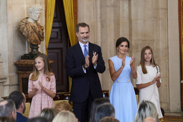 Испанский король Филипп VI и его супруга королева Летиция с детьми на торжественной церемонии в Мадр