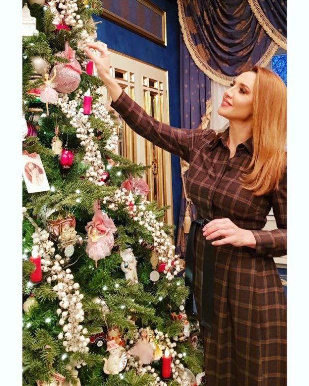Как украсили новогодние елки знаменитости
