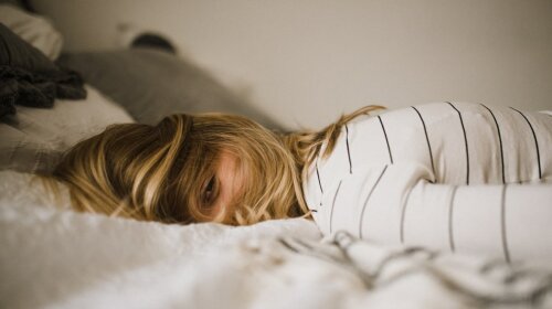 Ніякого спорту і телефонів: що не можна робити перед сном, щоб нормально спати