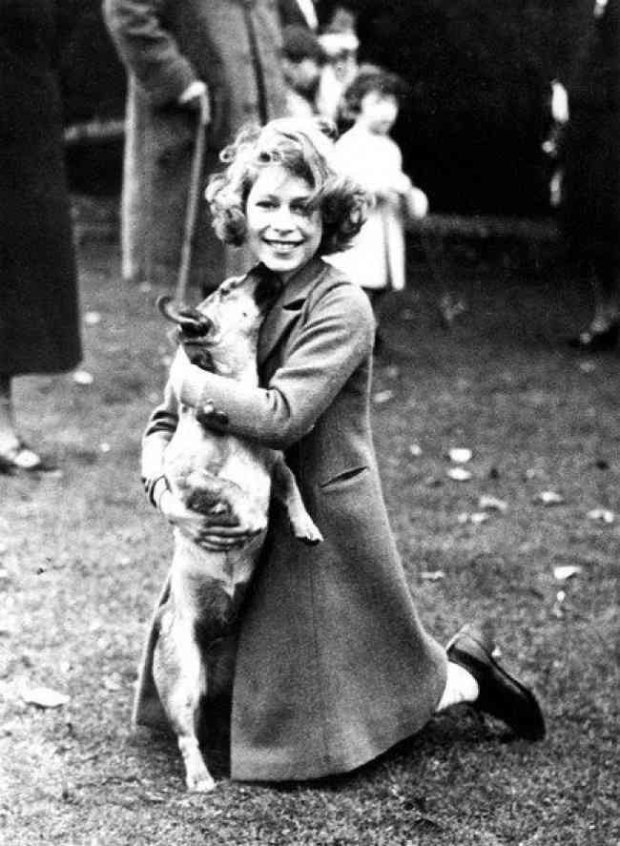 10-летняя Елизавета II со своей собакой, 1936 г.