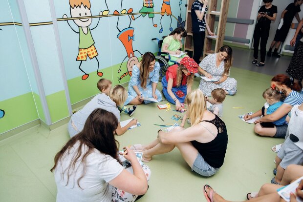 Неля Шовкопляс и Наталья Островская нарисовали мечты с детьми, борющимися за здоровое будущее