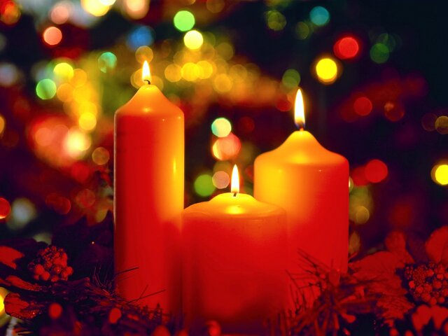 Christmas_wallpapers_Burning_red_candles_on_a_background_of_garlands_on_Christmas_052770_