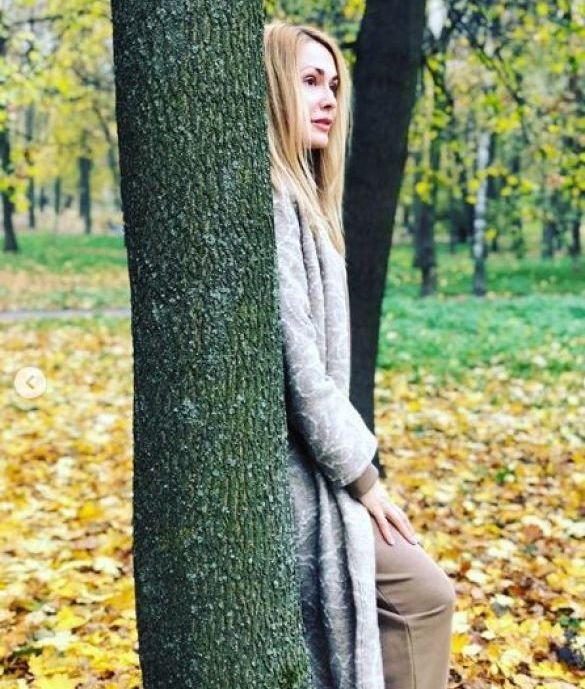 Ольга Сумська позує в осінньому пейзажі