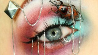 Страшно красиво: визажист делает макияж из настоящих жуков и пауков
