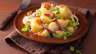 Простий салат з картоплі з беконом і оливками: смачна закуска для свята