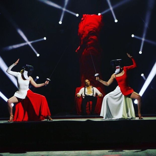 Танці з зірками 2018 полуфинал: Анита Луценко в красном платье (справа)