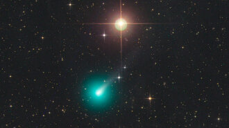 Огромная комета с цианом в ядре уже отбросила второй хвост: когда она приблизится к Земле