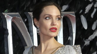 Потрапили під "обстріл" папараці: зірка Голлівуду Анджеліна Джолі закрутила роман зі співаком, молодшим за неї на 15 років