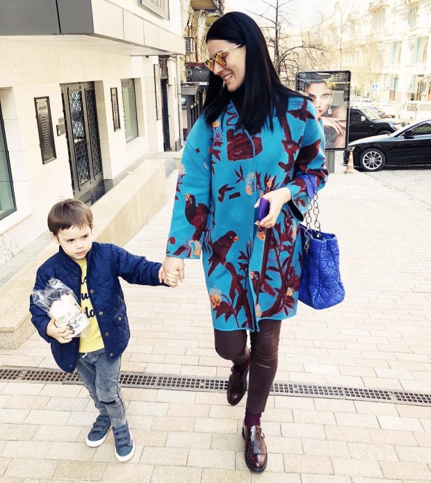 Маша на прогулянці з сином