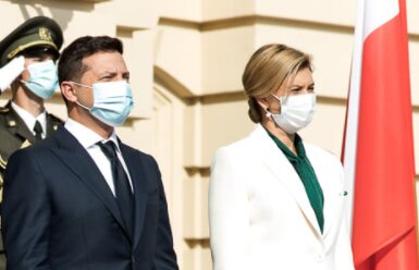 И снова в белом: Елена Зеленская поразила элегантным стильным нарядом на встрече с президентом Польши и его супругой (фото)
