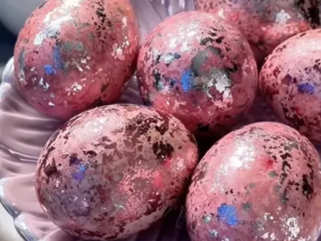 Рожеві крашанки, кадр з відео