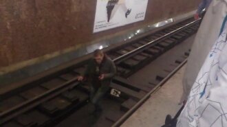 В Киеве мужчина разделся и спрыгнул на рельсы в метро