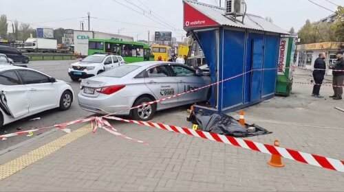 В Киеве такси влетело в остановку с людьми: в Сети появилось видео момента ДТП