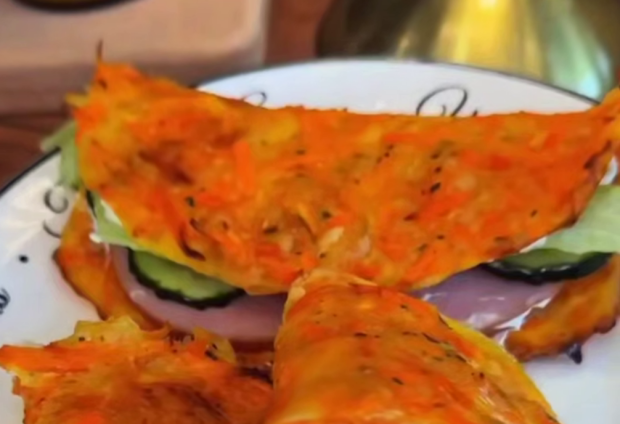 Морквяно-сирні коржики, кадр з відео