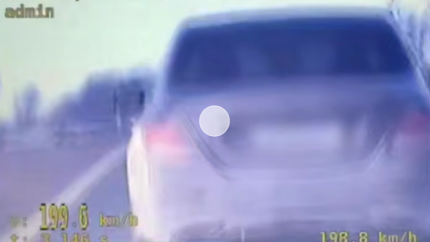 Українська дівчина мчить 200 кілометрів на годину на манікюр