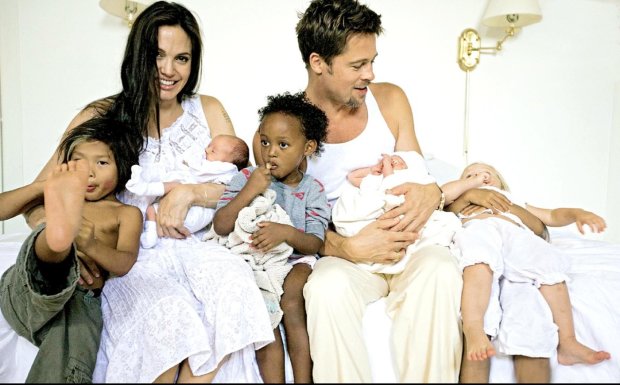 Анджеліна Джолі і Бред Пітт з дітьми