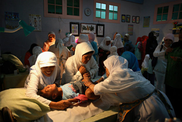 Примерно так проходит ритуал женского обрезания в некоторых мусульманских странах