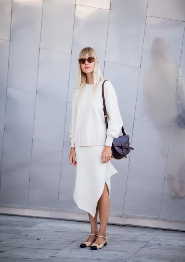 Белый тотал лук: юбка + свитер oversize