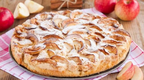 Простотою і дуже смачний осінній пиріг з яблуками, манкою і ваніллю