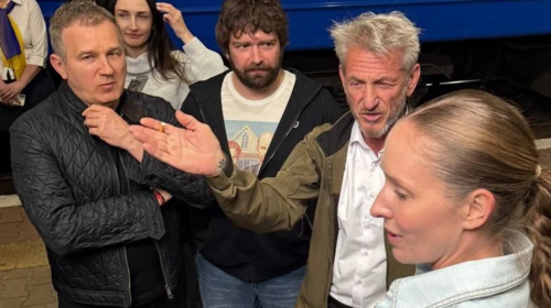 Юра Горбунов та Шон Пенн на вокзалі. фото із соцмереж